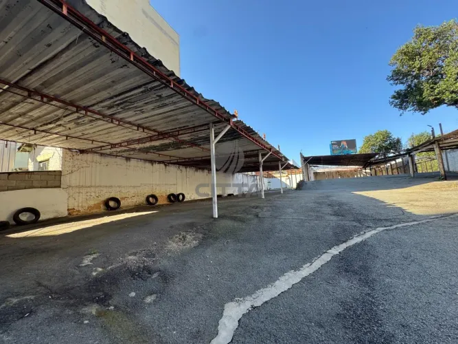 Terreno de ESQUINA para locação no Centro de Campinas/SP.