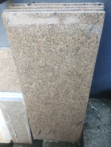Pedras de granito Dourado Carioca