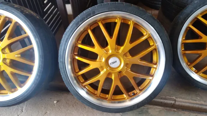 Roda Aro 20 marca TSW com pneu