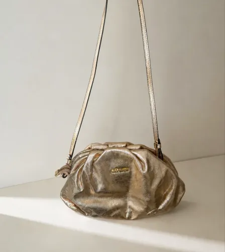 Clutch Dolmen dourada couro legítimo