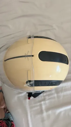 Capacete com viseira aberto
