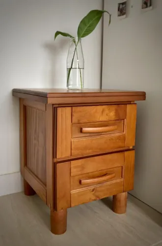 Mesa de cabeceira em madeira