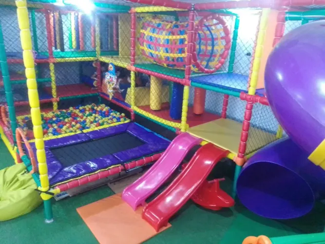 Playground infantil com escorregador, piscina de bolinhas e cama elástica