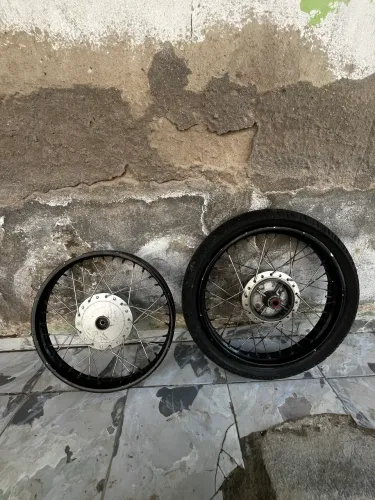 Jantes da Honda Fan 150 preta Usadas a traseira com tudo completo