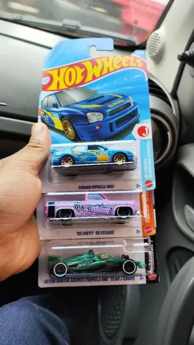 ? HOT WHEELS À VENDA - LOTE COM 3 MINIATURAS ?