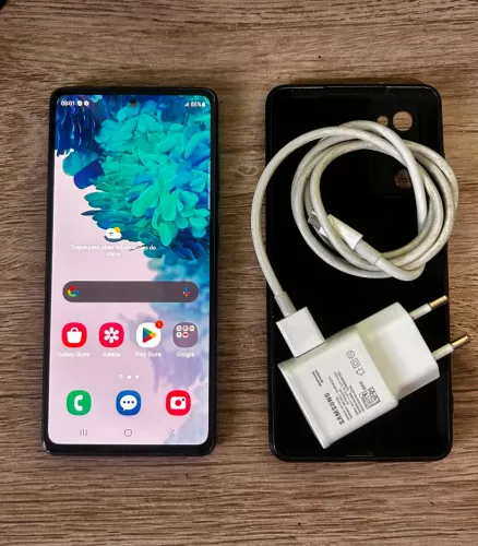 Celular Samsung S20 FE em ótimo estado, sem detalhes.
