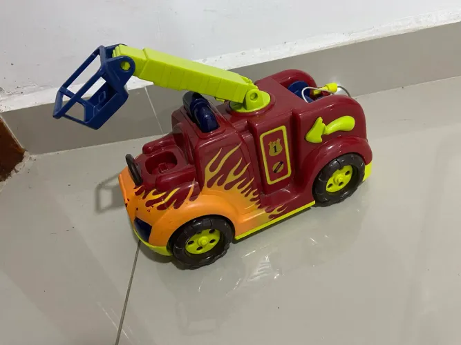 caminhão de bombeiros B. Toys Fire Flyer.