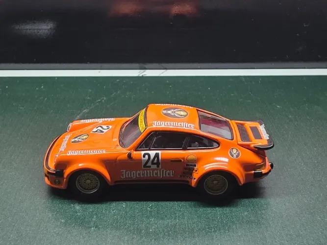 Miniatura 1.64 Porsche 934 Kyosho Jagermeister