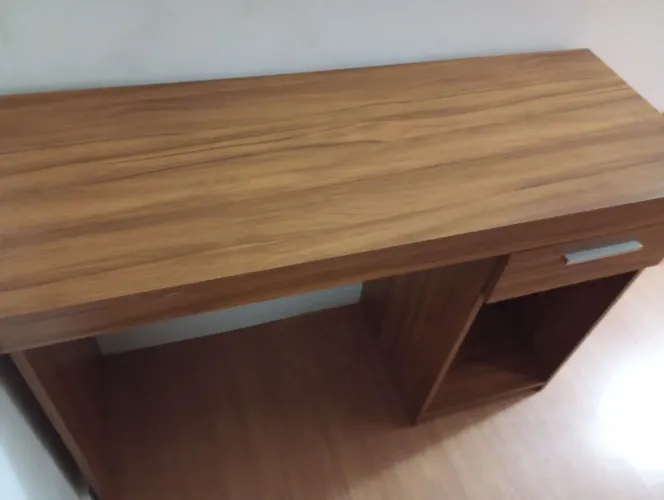 1 mesa de computador com cadeira de escritório