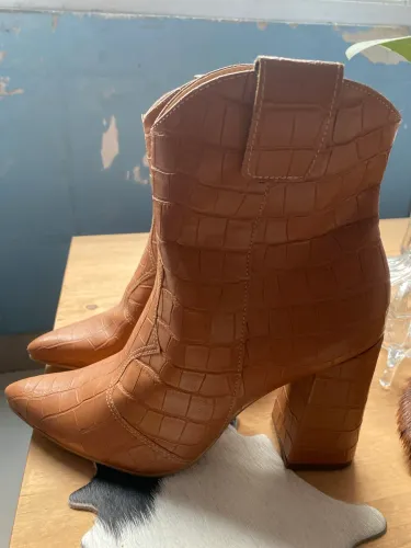 Bota marrom numerou: 36 (NOVA) valor : 100 reais