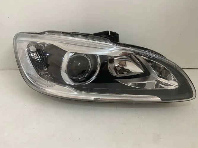 Farol Volvo S60 e V60 2014 Á 2017  Xenon Lado Direito (Obs Chicote D Baixo Cortado )