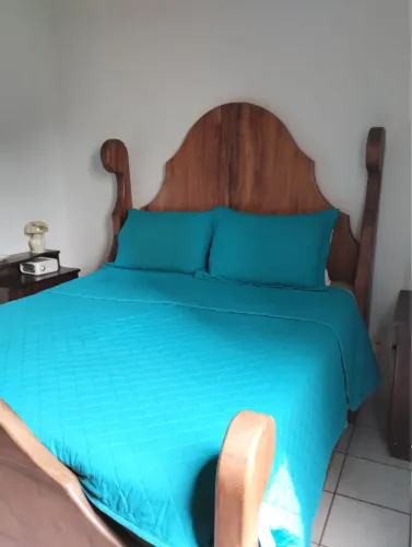 VENDO CAMA DE CASAL EM MADEIRA MACIÇA