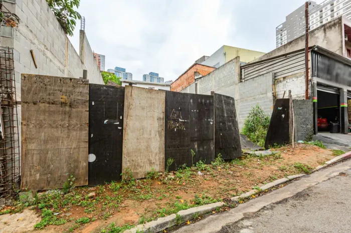 Terreno na Rua Joaquim Galvão, 448 250 m²