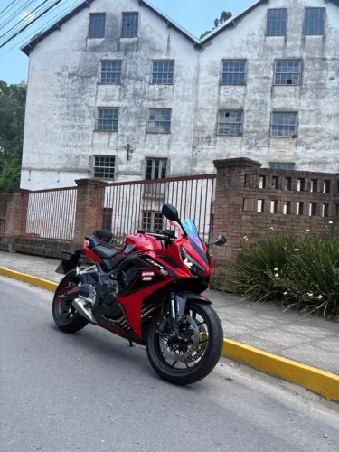 Moto CBR 650 R vermelho com 2800km