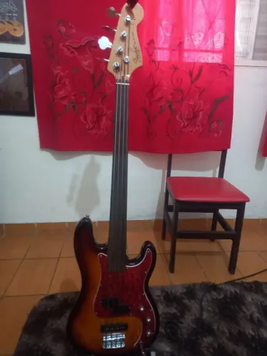 Baixo Fender fretless chinês