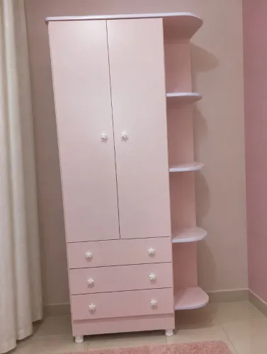 Guarda-roupa infantil rosa com cômoda e nichos