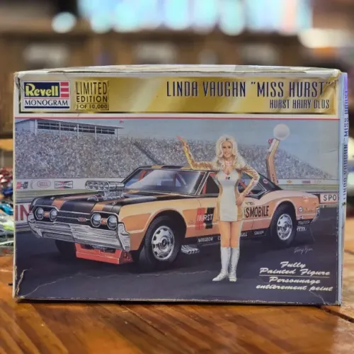 Kit de Plastimodelismo - Revell-Monogram Limited Edition Linda Vaughn "Miss Hurst" Hurst H