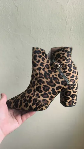 Bota cano curto de oncinha 