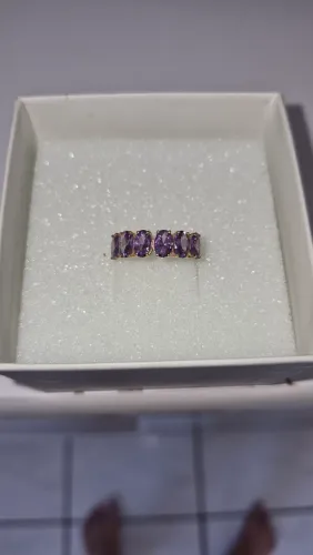 Meia aliança em ouro e pedras