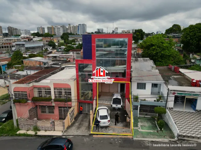 Imóvel comercial no Bairro Praça 14 de Janeiro - Ponto comercial medindo 320m² com pé-dire