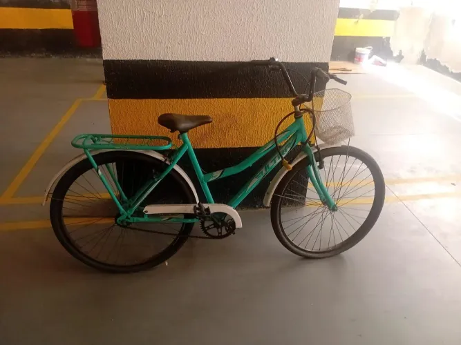 Bicicleta pouco usada.