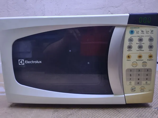 Micro-ondas Eletrolux 20 litros 220 volts funcionando perfeitamente sem detalhes .