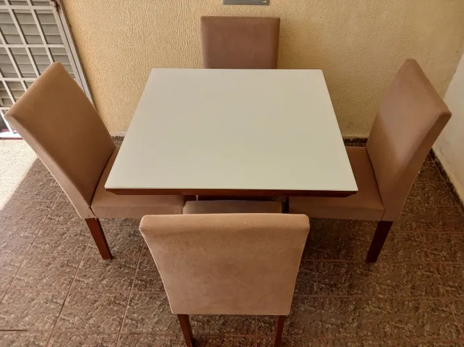 Mesa de Jantar Quadrada com 4 Cadeiras Estofadas - Ótimo Estado.