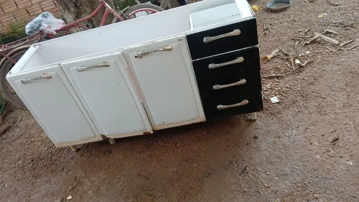 Vendo armário estante um sofá e um balcão de pia