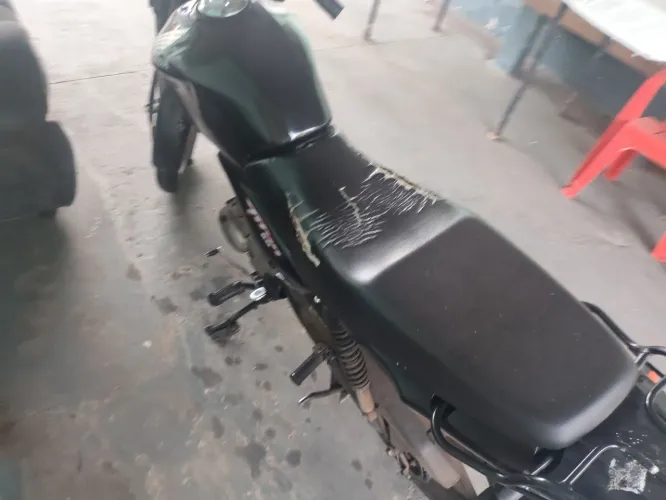 Vendo moto, por motivos de necessidade tem uns tetalhes