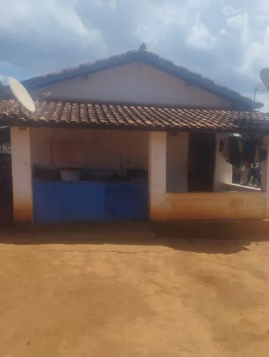 Sítio rural com água de mina e terreno.