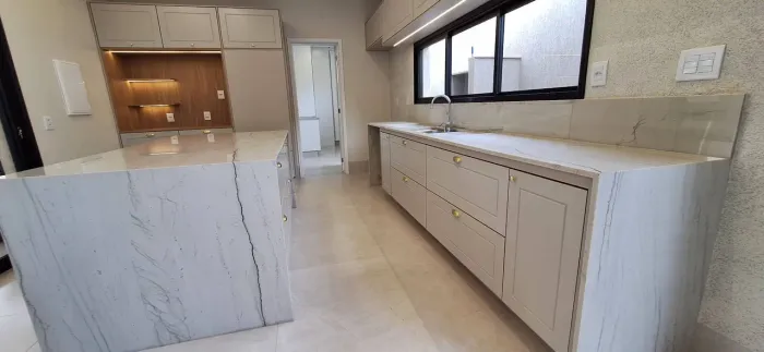 Admirável Sobrado Condomínio Fechado, 4 suítes, piscina, marcenaria, esquadrias, etc.