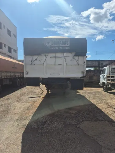 Carreta bi caçamba Randon