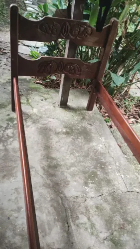 Cama feita de madeira nobre, ipê e angelim