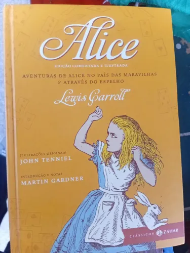Livro Alice no País das Maravilhas e Através do Espelho