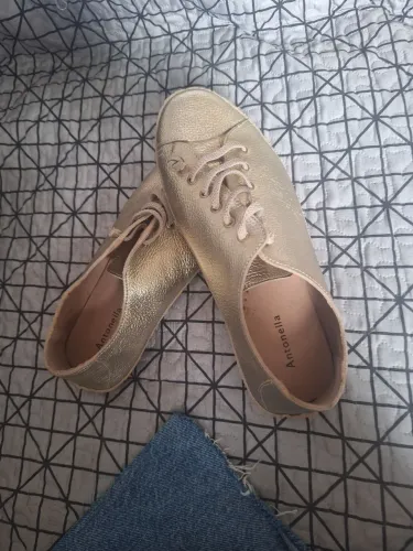 Tenis de couro dourado novo.