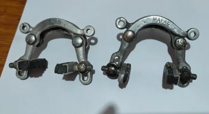 Par de ferraduras de freio Mafac para bicicleta Peugeot e outras speed - No estado
