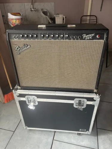 Amplificador Fender Frontman 212r com case