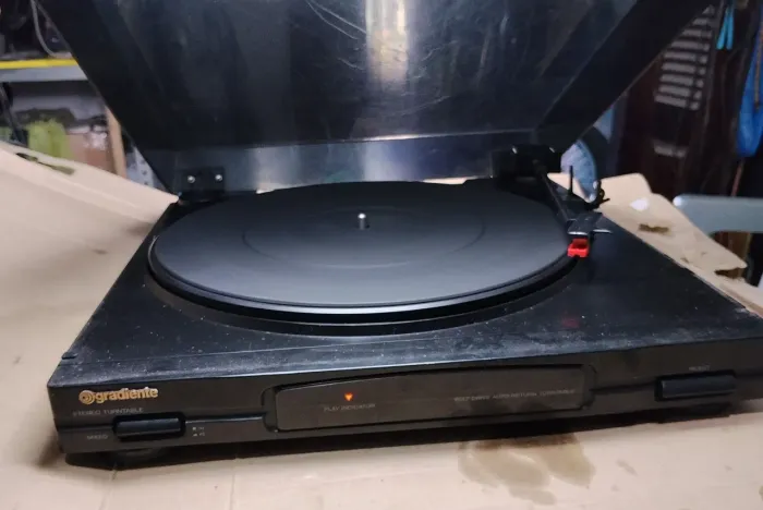 Toca disco Gradiente TT-NS (precisa ser ligado a um amplificador )