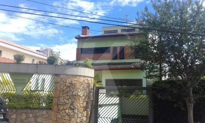 Sobrado com 04 suítes e com piscina para locação no Mandaqui