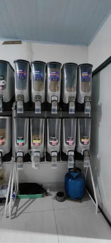 Dispenser de ração semi novo Plast Pet