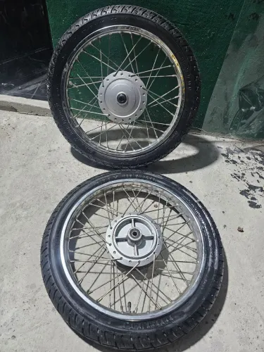 Par de Pneus pirelli com rodas Aro 90/90-18