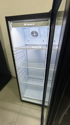 Expositor de bebida Venax 209 litros 220v zerado