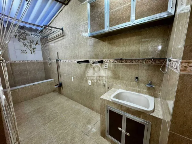 Quarto e sala com dependência e área externa