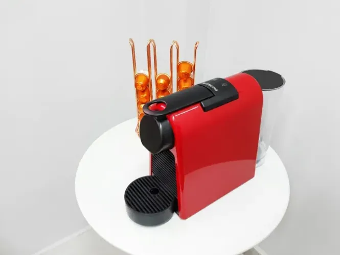 Nespresso Inissia D30 Vermelha Funcionando