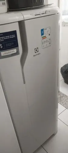 Geladeira Electrolux Degelo Prático RE31 com Controle de Temperatura 240L - Branca