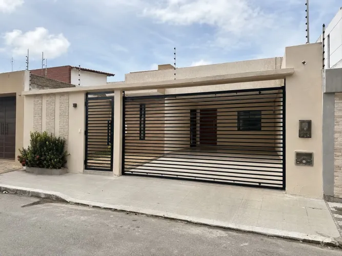 Casa pra venda no EUSÉBIO, com 3 quartos e 3 banheiros.