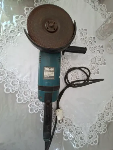 Disponho a venda esta esmerilhadeira Makita GA7030S  de 7 polegadas. 