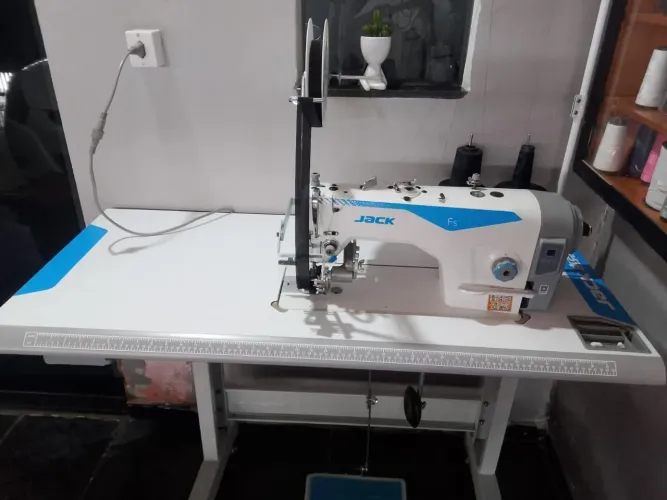 Máquina de costura Jack f5 com frufruzeira seminova pouco tempo de uso 