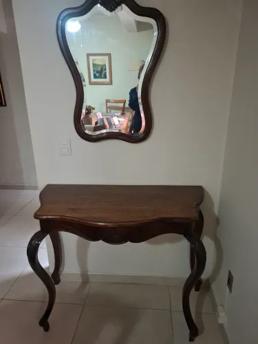 Aparador com espelho, sendo aparador 1,10mx0,85 e espelho 0,60mx0,81.5