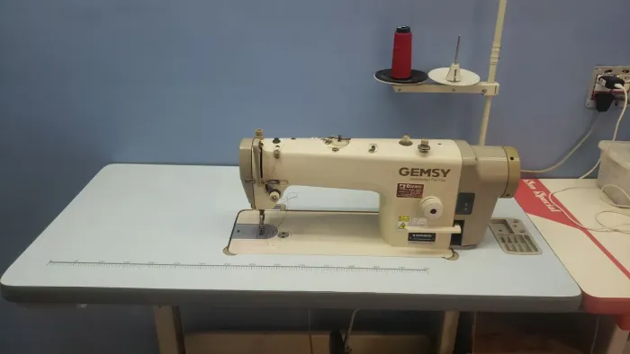 Maquina de costura reta industrial